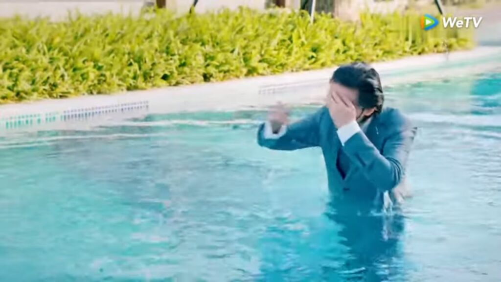 تلقي المدير في المسبح ! مقطع من الحلقة 5 مسلسل الحب الموازي ｜WeTV