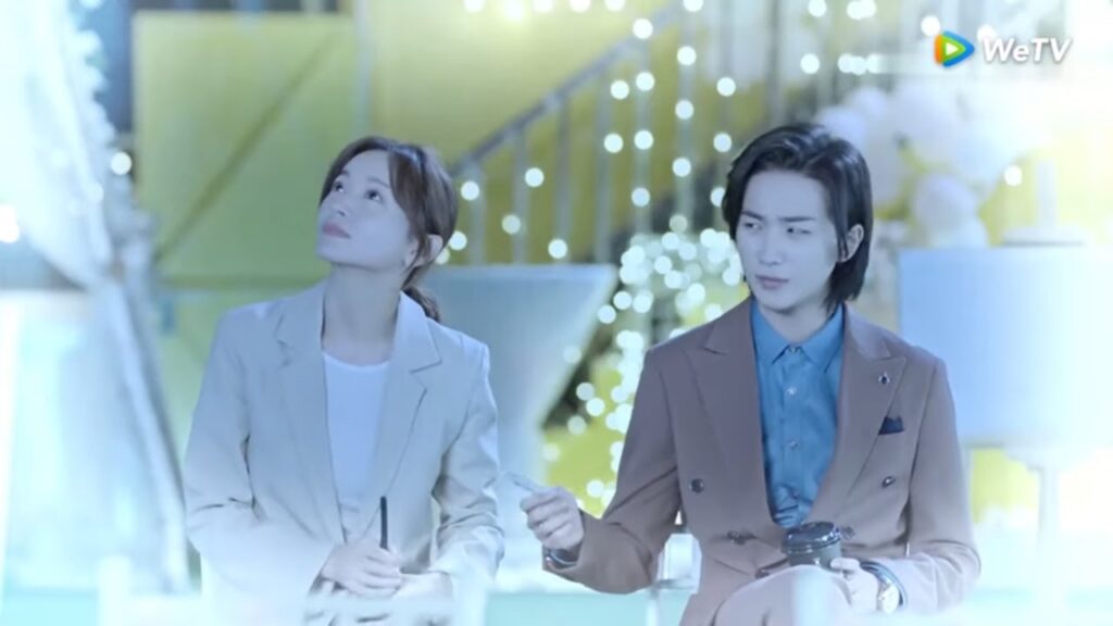 المدير يهديها هدية ثمينة لكنها ترفض ! مقطع من الحلقة 3 مسلسل الحب الموازي