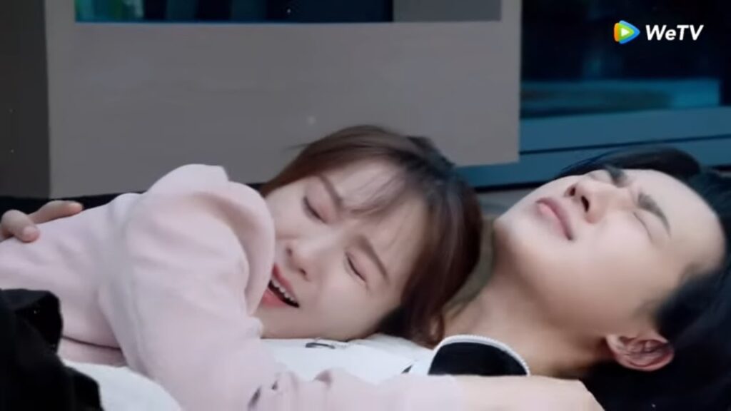 تعود بالزمن 10 سنوات ! وتقع في حضن مديرها بالخطأ ! مقطع من الحلقة 1 مسلسل الحب الموازي