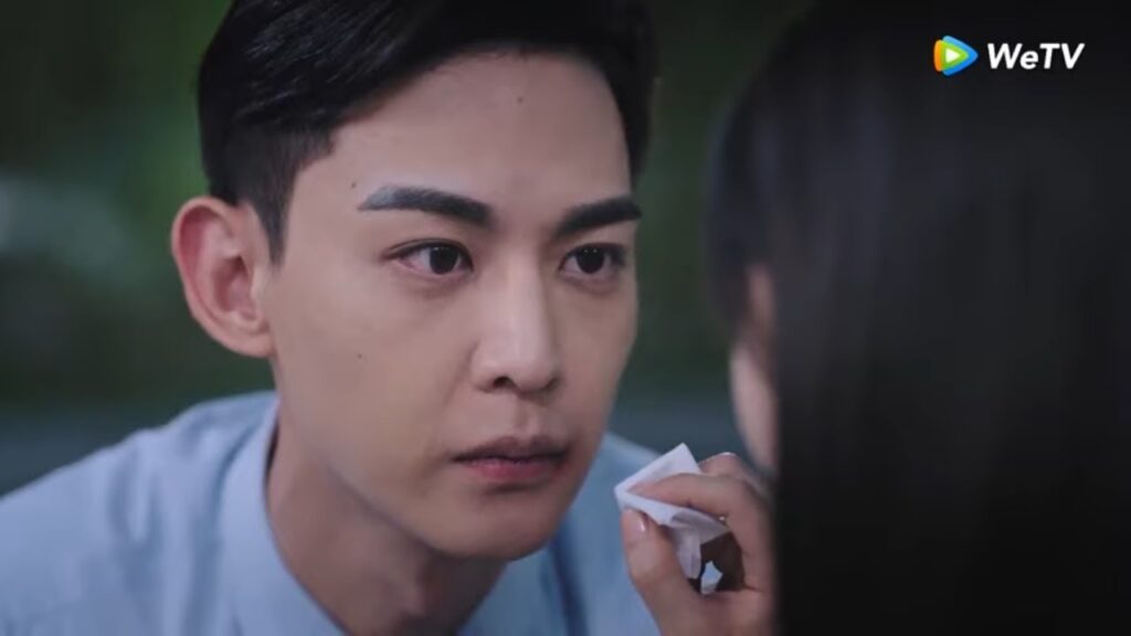 يتظاهر أنه أصيب لتهتم به مقطع من الحلقة 4 مسلسل حظي الصغير