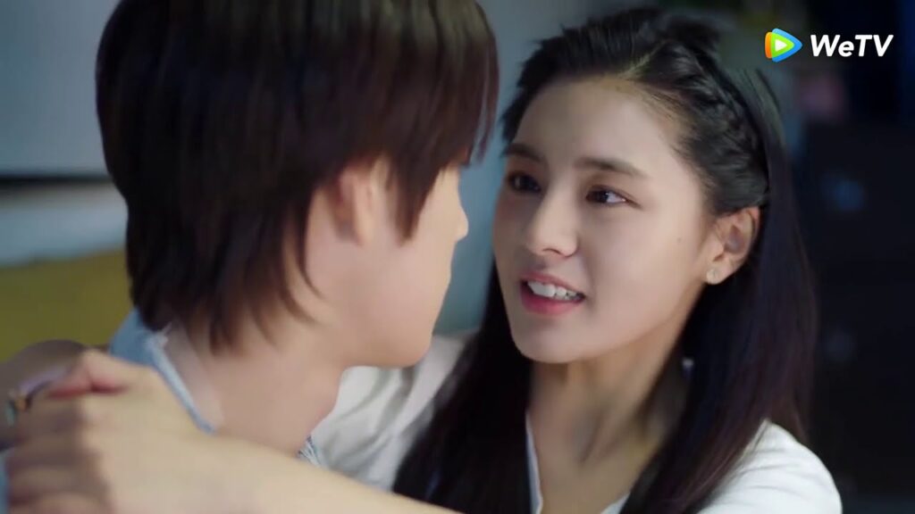 شياو فينغ تتعرض لموقف محرج لكن أخيها ينقذها | حلقة 9 حب أول عذب