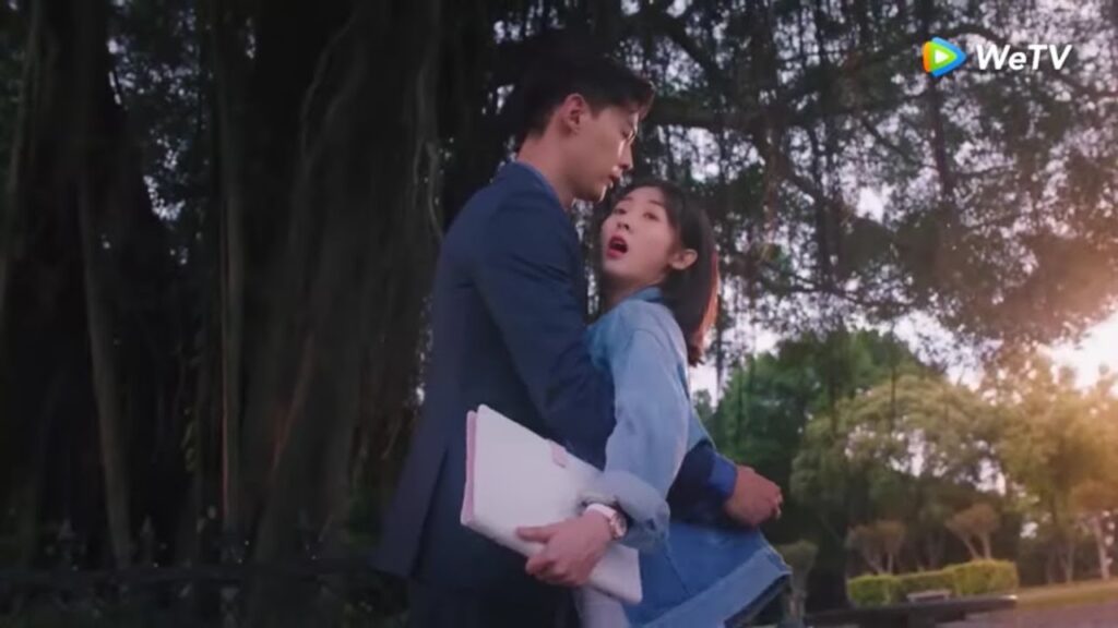 يحضنها في أول لقاء بينهم ! مقطع من الحلقة 1 مسلسل حظي الصغير