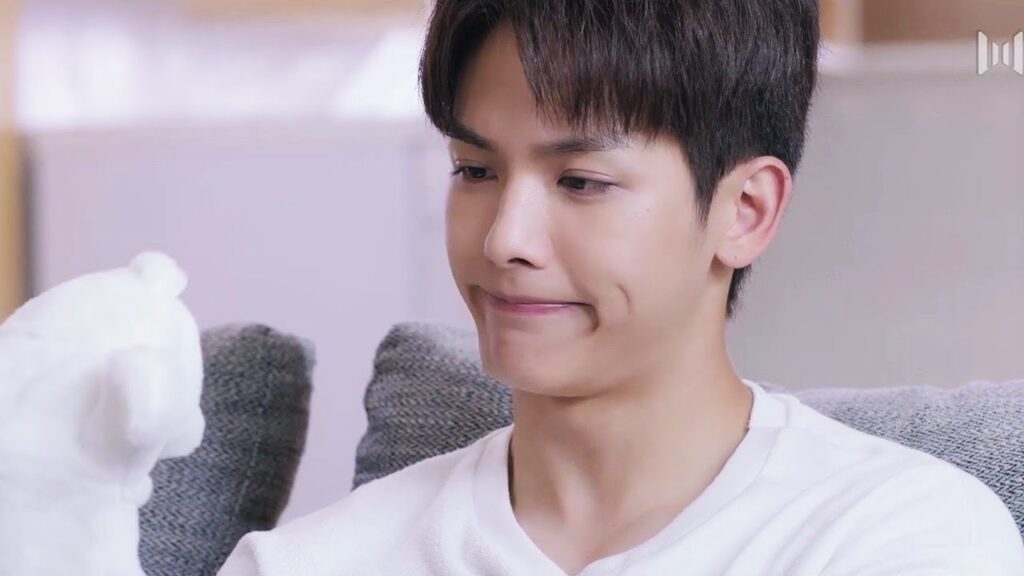 لطافة يان كـي وهو يتحدث الى دب شيونغ 😍  ( رومانسيتـي الاولـى| First Romance) 💖💖💖