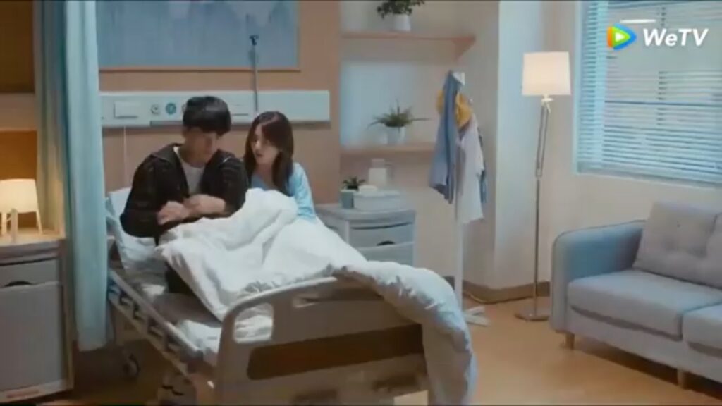 زي يي يعتنى بها طوال الليل ! مقطع من الحلقة 11 مسلسل منتصف الصيف مليء بالحب