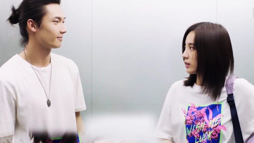 تتمزق تنورتها في الجامعة فيظهر شاب وسيم و يعطيها قميصه لتستر به نفسها ( رومانسيتـي الاولـى)