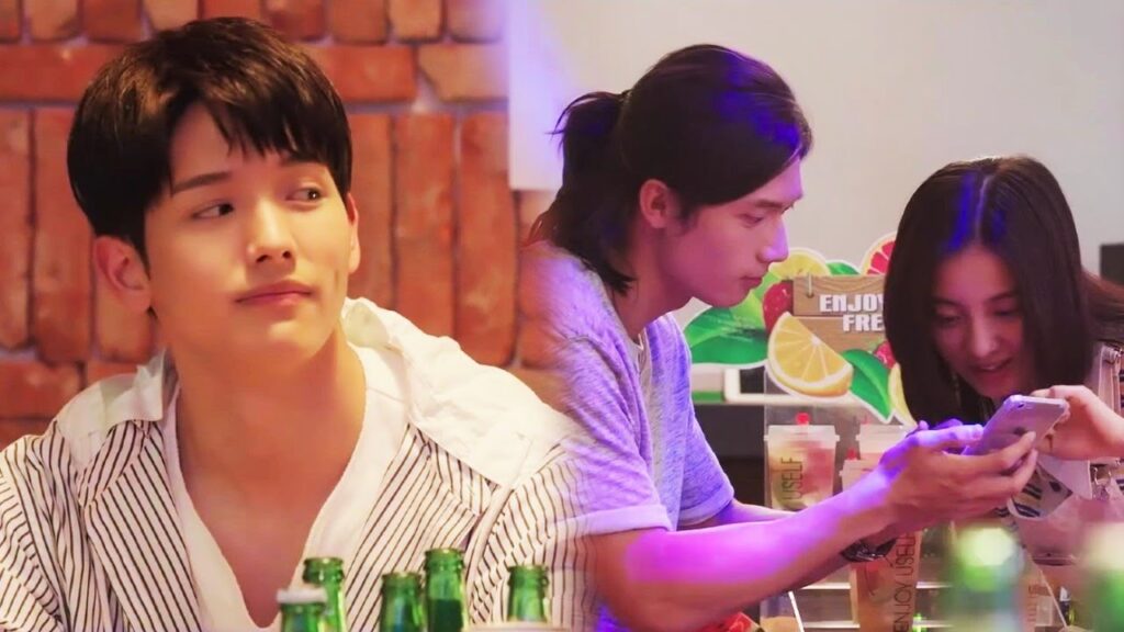 يان كـي يشتعل بالغيرة عند رؤية شيونغ يي فان مع صديقها( رومانسيتـي الاولـى| First Romance)