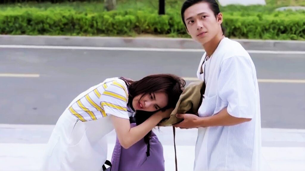 ظهر البطل الثاني و يحاول ان يلمس شيونغ يي فان ( رومانسيتـي الاولـى| First Romance) 💖💖💖