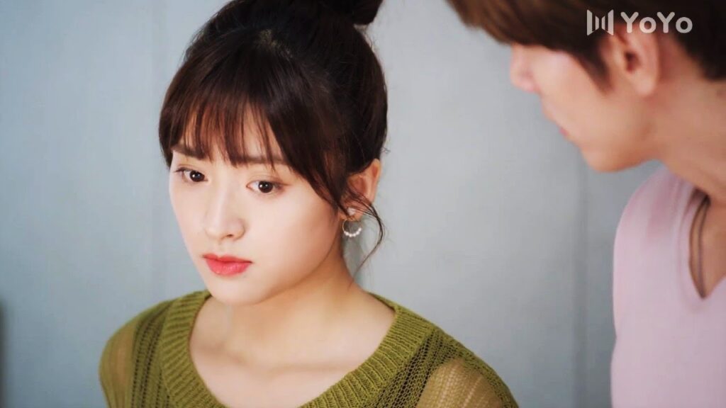 يسحبها من الكرسي لأنهُ يشعر بالغيرة 😂  (عُـد نجومـك المحظـوظة | Count Your Lucky Stars) مترجمة 🌟