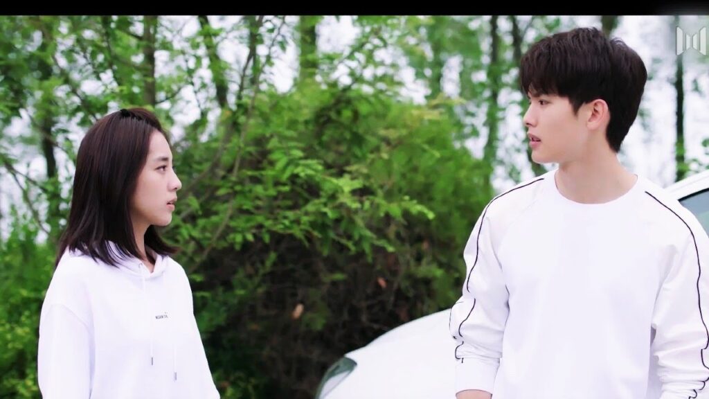 يذهبان في رحلة فتتعطل السيارة و يبقيان في نفس الغرفة فيقع احدهما بحب  الاخر   💖💖