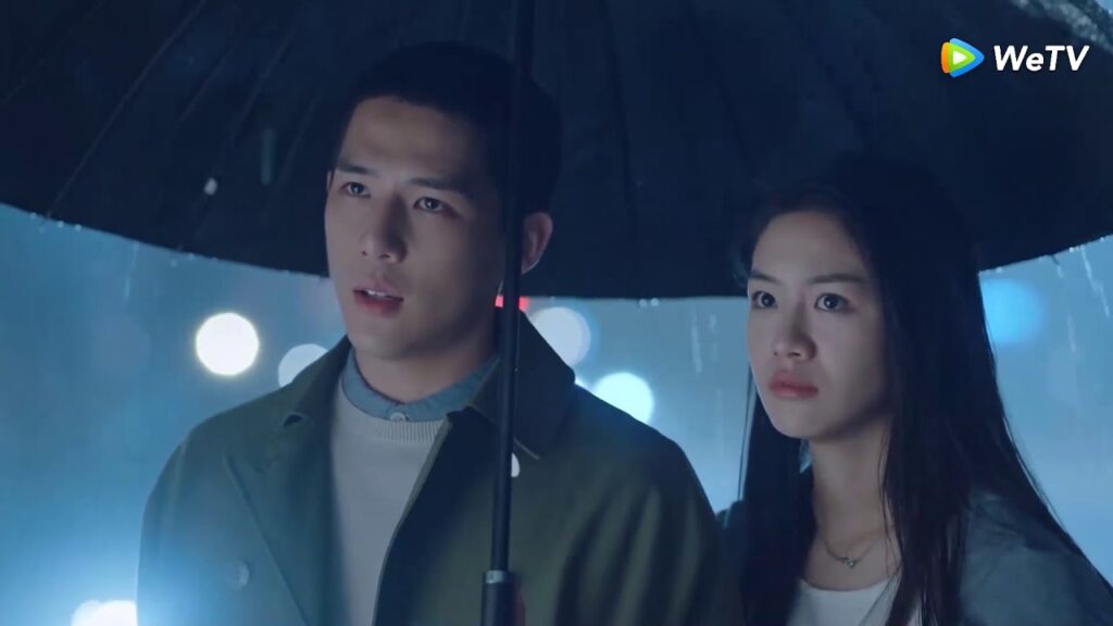 كانت تنتظره تحت المطر فجاء تشين يو ورفضت أن يوصلها|مقطع من الحلقة 21 الحب إلى الأبد