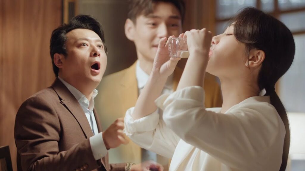 يهتم الرئيس البارد بموظفته فعندما يعرف أنها في ورطة يرسل إليها مساعده لحمايتها❤️مشهد من”حكاية مبهجة” يهتم الرئيس البارد بموظفته فعندما يعرف أنها في ورطة يرسل إليها مساعده لحمايتها❤️مشهد من"حكاية مبهجة"