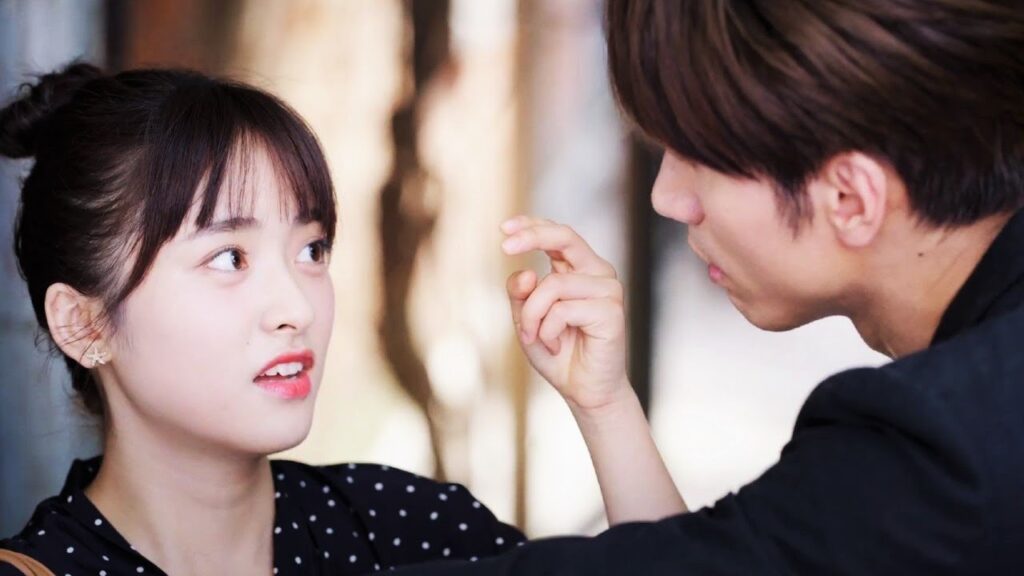 يجبرها على العمل معه لانه يشعر بالغيرة عليها (عُـد نجومـك المحظـوظة )