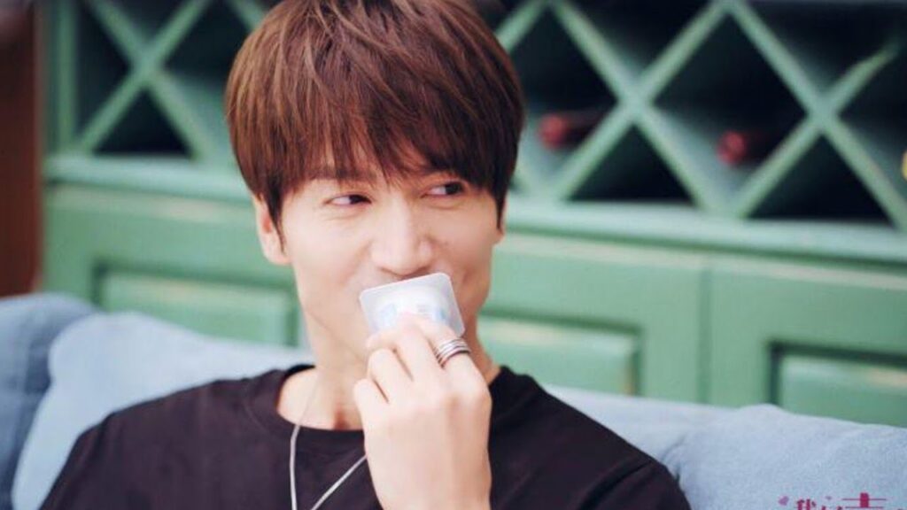 يتظاهر على انه حبيبها امام والديها