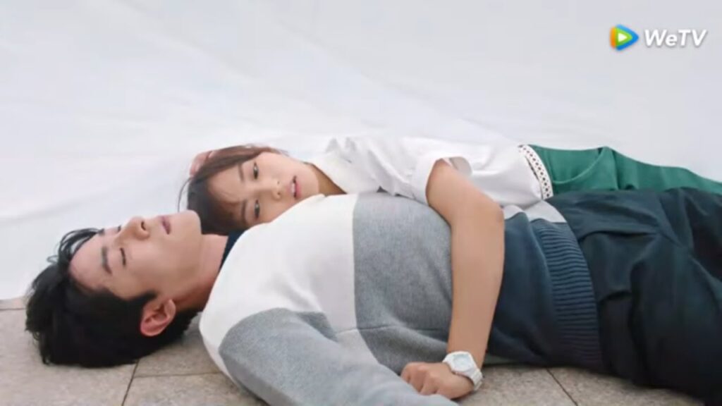 سقطا على الأرض معًا أثناء نشر الملاءة|مقطع من الحلقة 12 سأكون معك