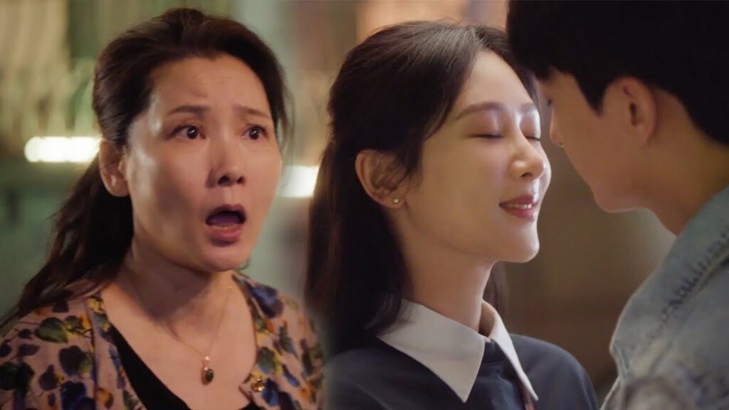 تمسكها والدتها متلبسة وهي تقبل حبيبها في مكان عام😮مشهد من “حكاية مبهجة” تمسكها والدتها متلبسة وهي تقبل حبيبها في مكان عام😮مشهد من "حكاية مبهجة"