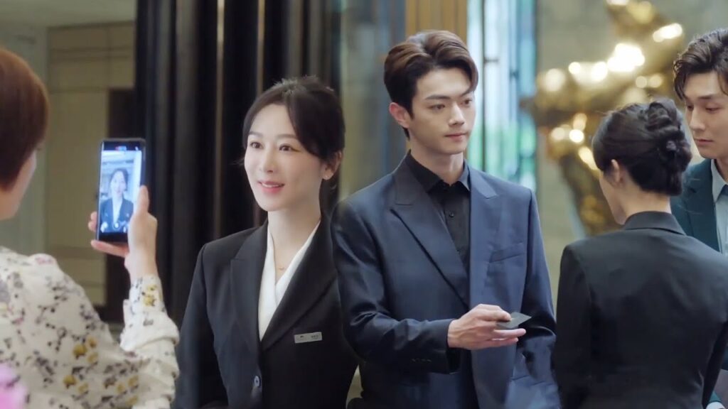 تواجه بطلتنا عميلة صعبة ولكنها تفاجئ رئيسها المستبد بحل المشكلة تمامًا😌مشهد من “حكاية مبهجة” تواجه بطلتنا عميلة صعبة ولكنها تفاجئ رئيسها المستبد بحل المشكلة تمامًا😌مشهد من "حكاية مبهجة"