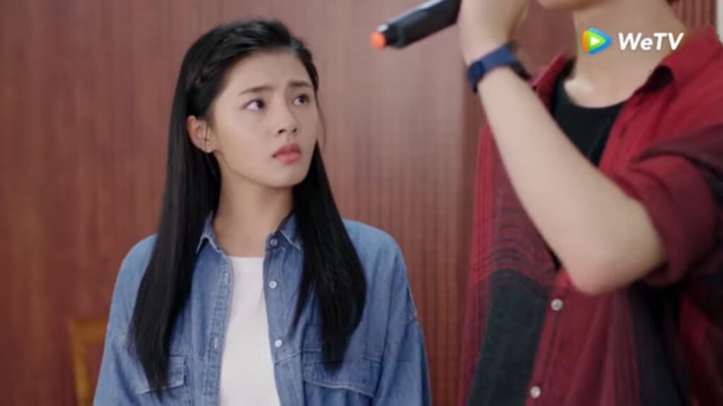 شياو تشعر بالحرج و أخوها ينقذ الوضع|مقطع من الحلقة10مسلسل حب أول عذب شياو تشعر بالحرج و أخوها ينقذ الوضع|مقطع من الحلقة10مسلسل حب أول عذب