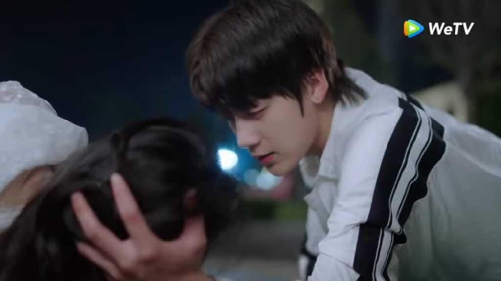 شياو فينغ مزاجها سيء و تتعرض للإزعاج من المارة|مقطع من الحلقة10 مسلسل حب أول عذب