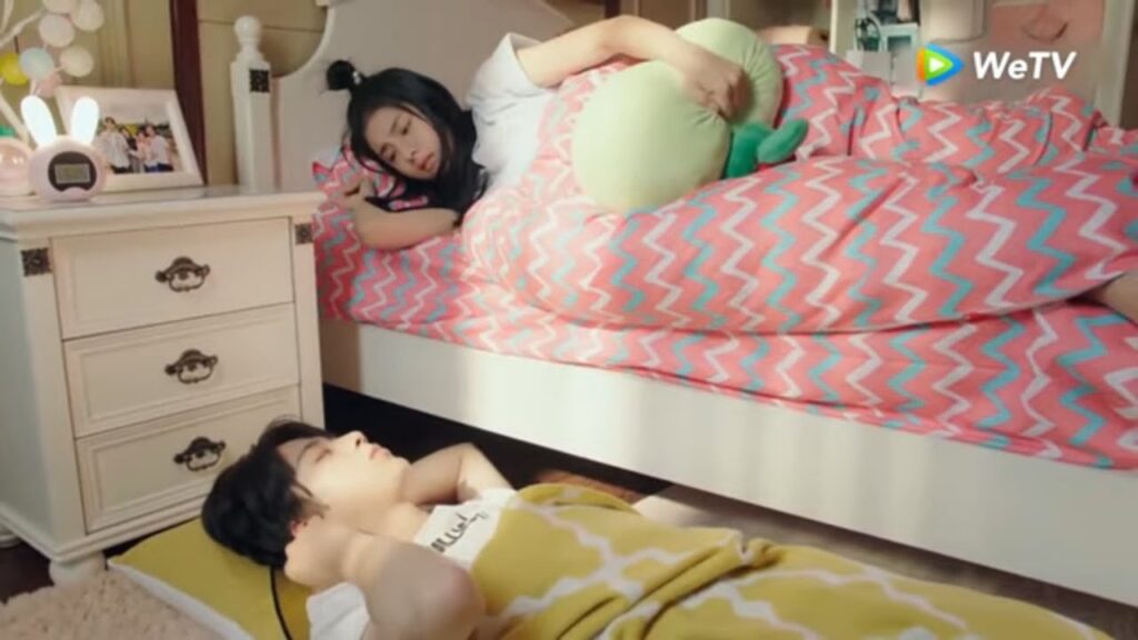 تعاني من السير أثناء النوم و  تستيقظ لتجد أخاها ينام بجانبها | مقطع من الحلقة 6 مسلسل حب أول عذب