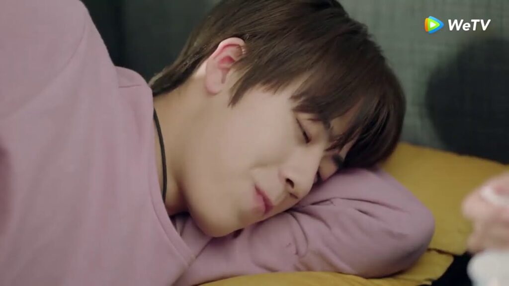 نيان فينغ تريد أن تترك المنزل ، فماذا يفعل أخوها ليمنعها ؟ مقطع من الحلقة 6 مسلسل حب أول عذب