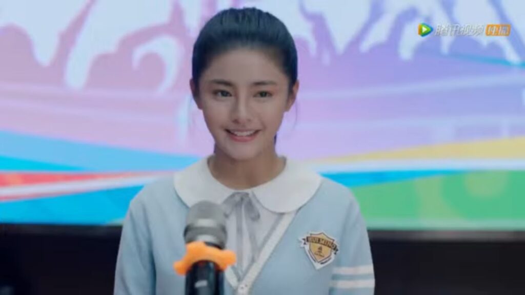 سو نيان فينغ ترتجل أمام الجميع بعد أن نسيت النص | مقطع من الحلقة 5 مسلسل حب أول عذب