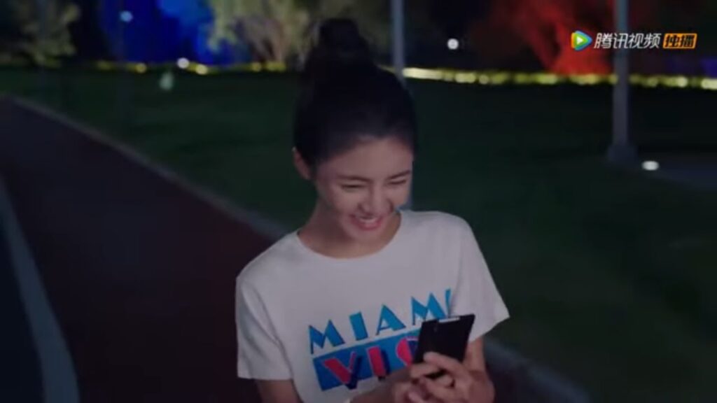 تسخر منه وتلتقط له الصور بسبب ما يرتديه | مقطع من الحلقة 5 مسلسل حب أول عذب