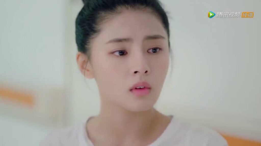 سو نيان فينغ تعرف حقيقة مرض لي دي ين و تخبره بسرها | مقطع من الحلقة 5 مسلسل حب أول عذب