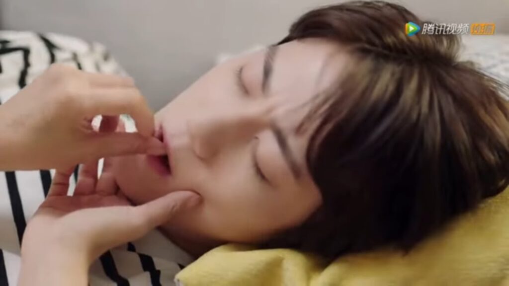 سو مو يون يمرض فجأة ! مقطع من الحلقة 4 مسلسل حب أول عذب