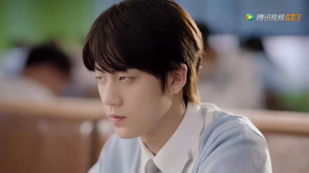 تأكل الطعام مع صديقها بينما هو يراقبها من بعيد | مقطع من الحلقة 3 مسلسل حب أول عذب تأكل الطعام مع صديقها بينما هو يراقبها من بعيد | مقطع من الحلقة 3 مسلسل حب أول عذب