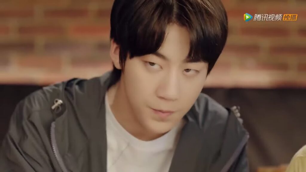 يلاحقها أينما تذهب | مقطع من الحلقة 3 مسلسل حب أول عذب يلاحقها أينما تذهب | مقطع من الحلقة 3 مسلسل حب أول عذب