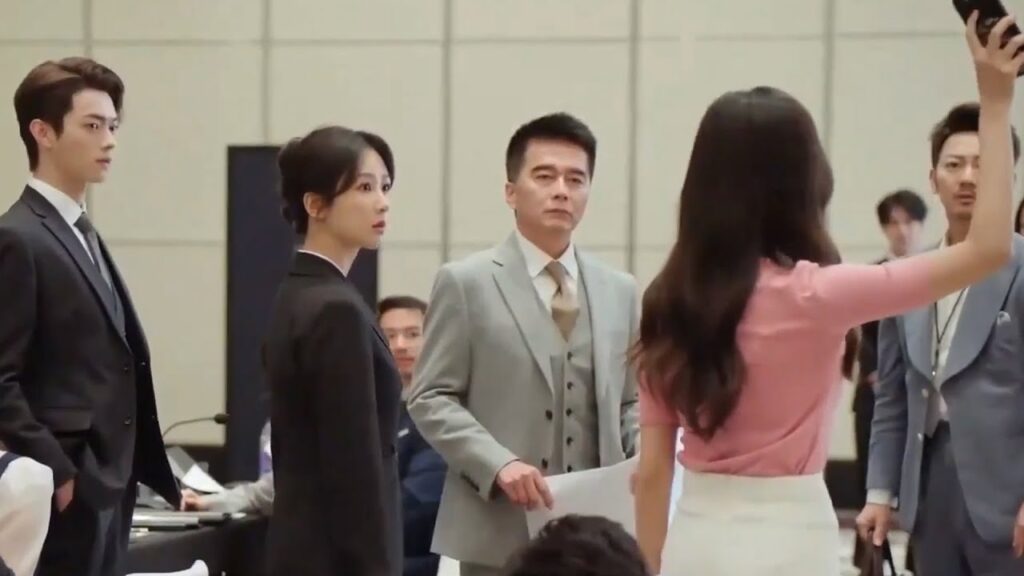 يستغلها رئيسها البارد وتنتقد علنًا فيرفض حبيبها أن يصدقها ويتركها ويرحل دون كلمة😔مشهد "حكاية مبهجة"