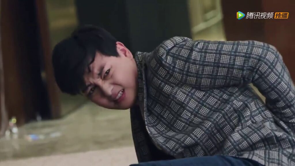 السكرتير مينغ يتلقى الضرب لإنقاذه تشاو دي | مقطع من الحلقة 14 مسلسل مواعدة في المطبخ السكرتير مينغ يتلقى الضرب لإنقاذه تشاو دي | مقطع من الحلقة 14 مسلسل مواعدة في المطبخ