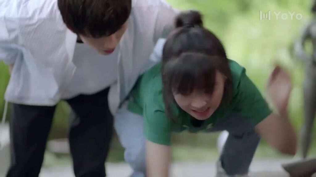 يهمس في اذنها فـتتفاجأ و تقع في الوحـل  ( عزباء محترفـة )