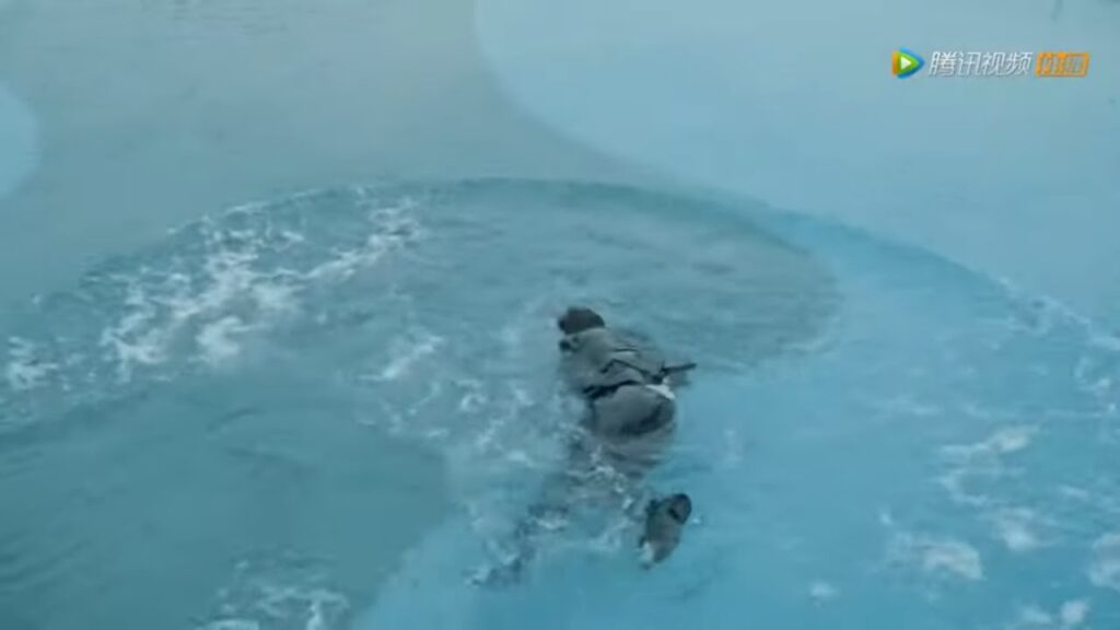 ألقت به في الماء بدون قصد | مقطع من الحلقة 3 مسلسل مواعدة في المطبخ