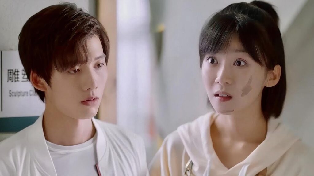 يمسك بها وهي تحاول اصلاح لوحتـه بالسر  ( عزباء محترفة )