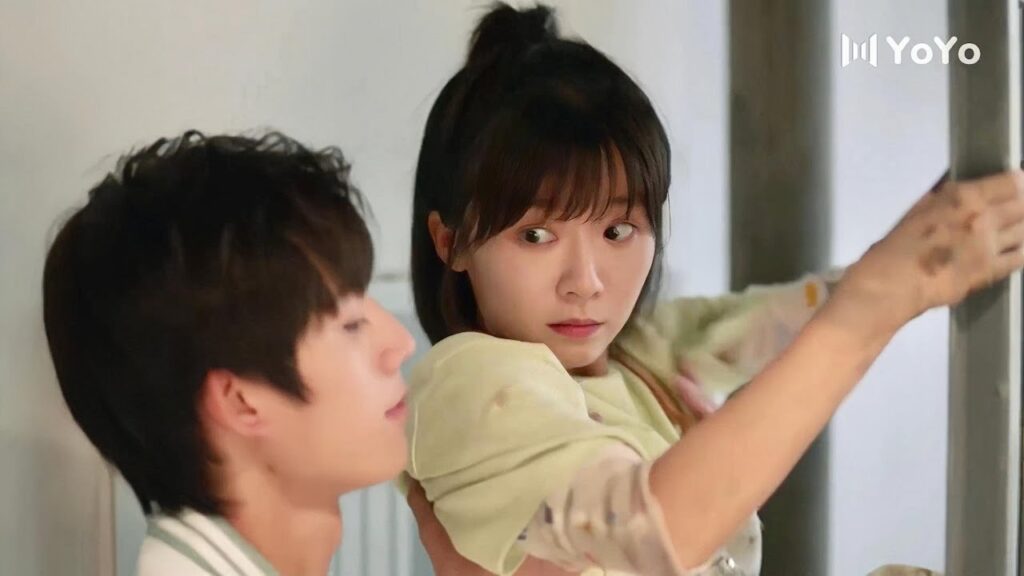 يغلق عليهم الباب هي تبحث عن مخرج بينمـا هو يستمعتع بقضاء الوقت معها  ( عزباء محترفة )