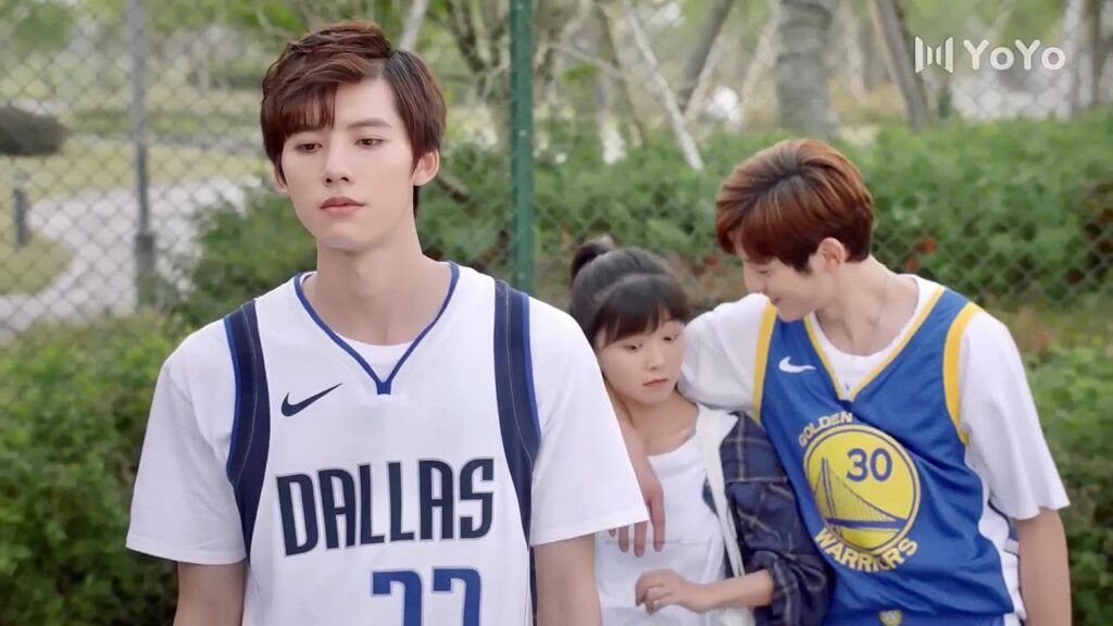 يأتي من الخلف ويحضنـها ويخبرهم بأنها قد تصبح حبيبتـه لكي لا يقتربوا منها  ( عزباء محترفة )