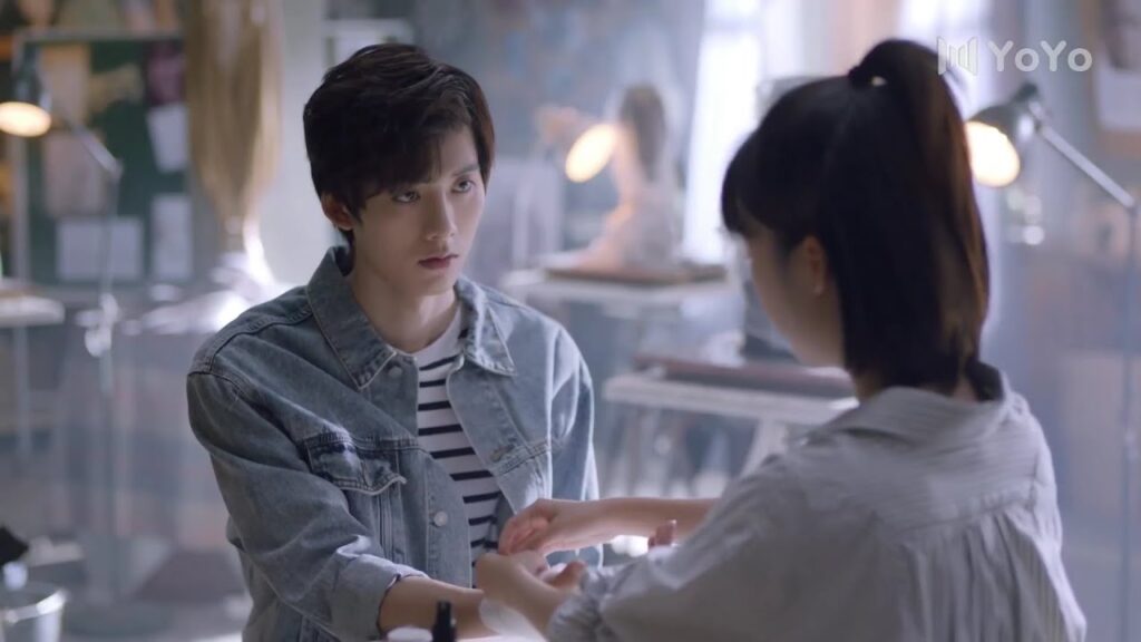 يتظاهر بأنه لم يتأذى لكي لا يقلقـها لكنها تكتشفت ذلك  (عزباء محترفة )