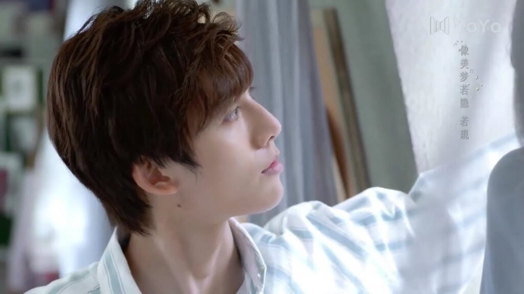 يقترب منها لكنها تنسحـر بجمالـه و تنسى ما تريد ان تقول  ( عزباء محترفة )