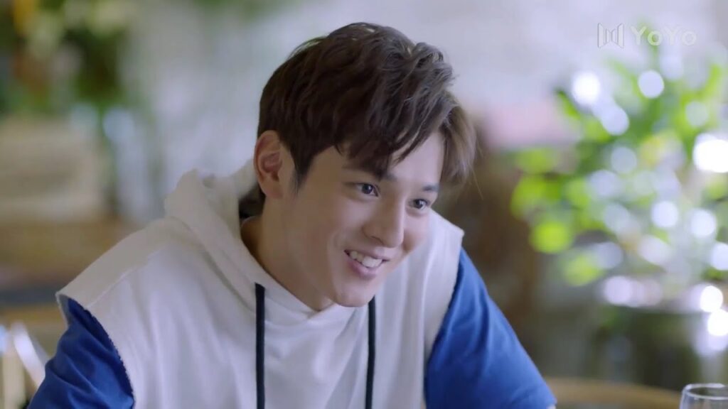 يخبرها بأنه يعاملها بطريقـة مميزة لكنها لا تفهم ما يقصده  ( عزباء محترفة )