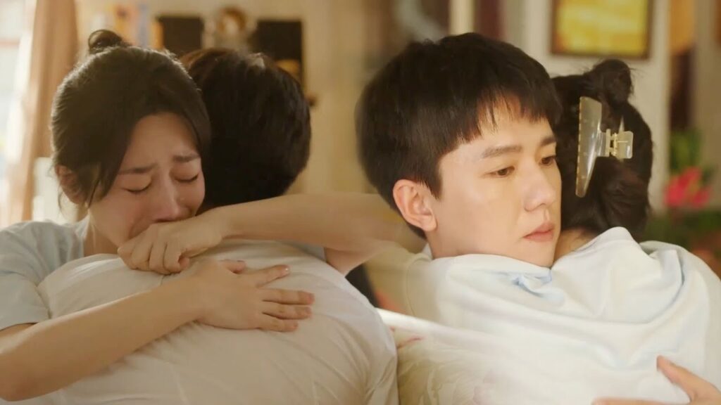 تبكي بطلتنا بشدة متأثرة بتسببها في طرد أخيها ومصاعبه ولكنه يظل بجانبها ويواسيها😇مشهد من"حكاية مبهجة"