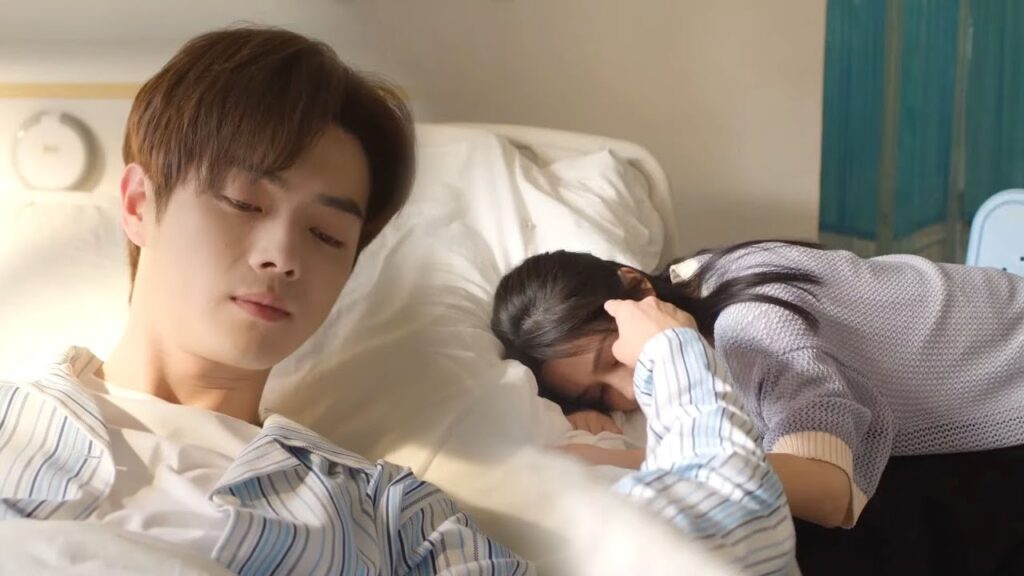 يفقد وعيه فجأة ويدخل المشفى وعندما يستيقظ يجدها بجانبه فيسترق النظر على وجهها❤️مشهد من "حكاية مبهجة"