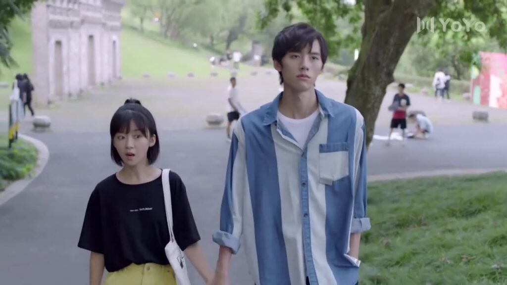 يظهر فجأة ويخبـرهم بأنه حبيبـها وإلا يقتربوا منها ( عزباء محترفة )