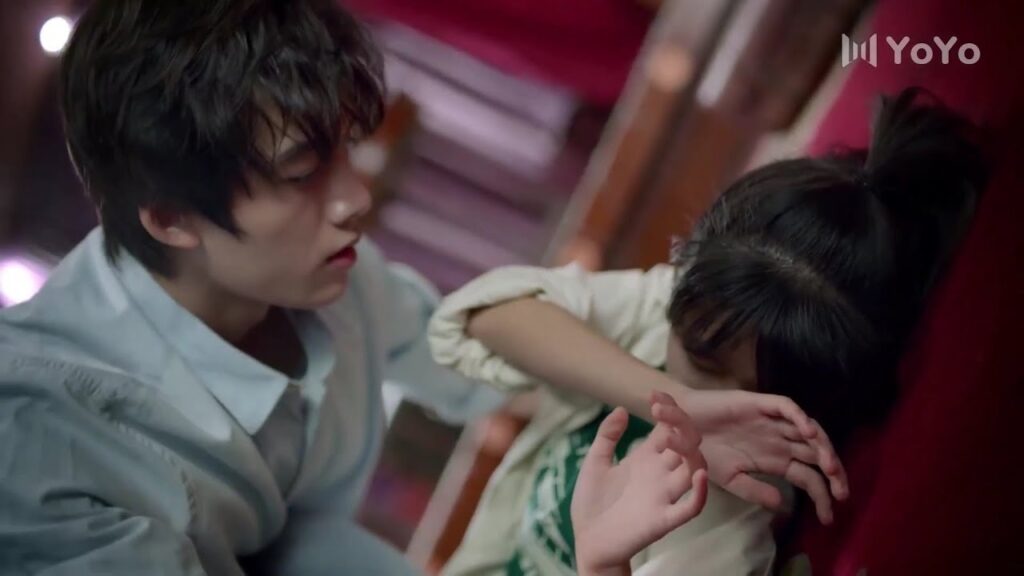 يقع عليـها لكنها تغطـي شفتيها و تجعلـه يشعر بالاحراج ( عزباء محترفة ) يقع عليـها لكنها تغطـي شفتيها و تجعلـه يشعر بالاحراج ( عزباء محترفة )