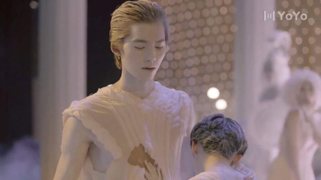 تمزق ملابسـه وتفسد العرض امام الناس  ( عزباء محترفة )