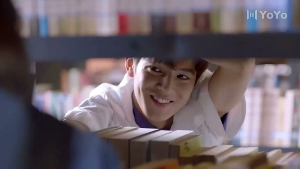 يأتي الى المكتبـة لكي يتغزل بها بدلاً من الدراسة  ( عزباء محترفة )