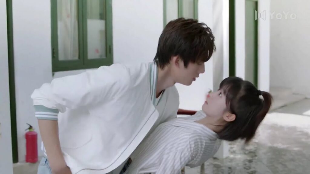 تنزلق قدمـها فيساعدها بطريقـة مثيرة للغايـة  ( عزباء محترفة )