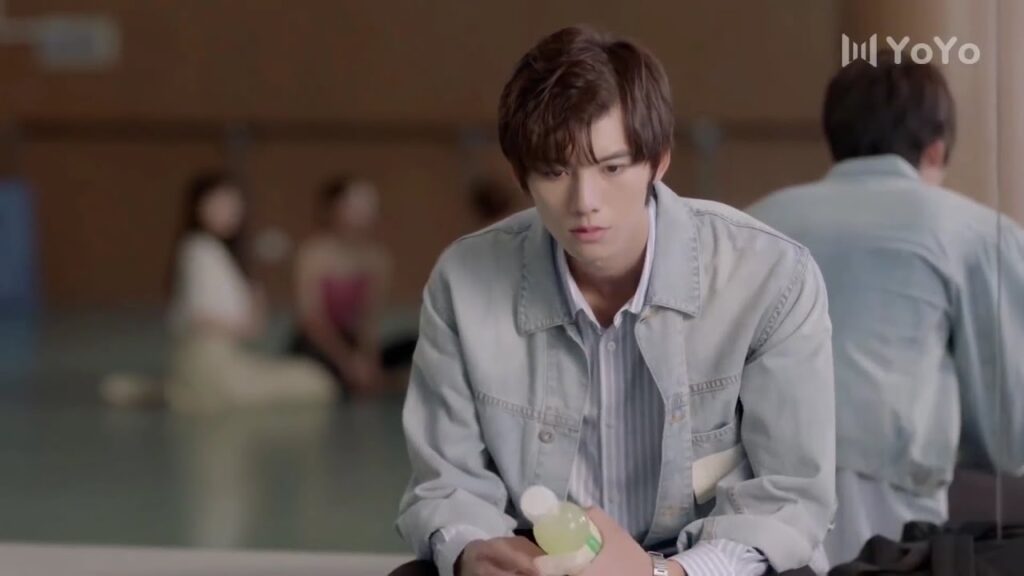 تعتقد بأن عليه الاعجاب بها بما انها تحبـه  وتصر عليـه ( عزباء محترفة )