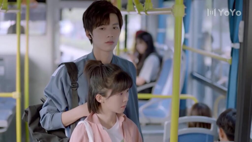 يركب معها الحافلـة ويقف امامها لكي تقـع  ( عزباء محترفة )