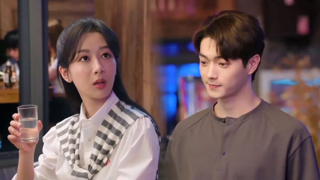 كلمة واحدة من فتاته تجعله يغير طريقته في اللبس ويطاردها إلى مكانها دون دعوة😇مشهد من "حكاية مبهجة"